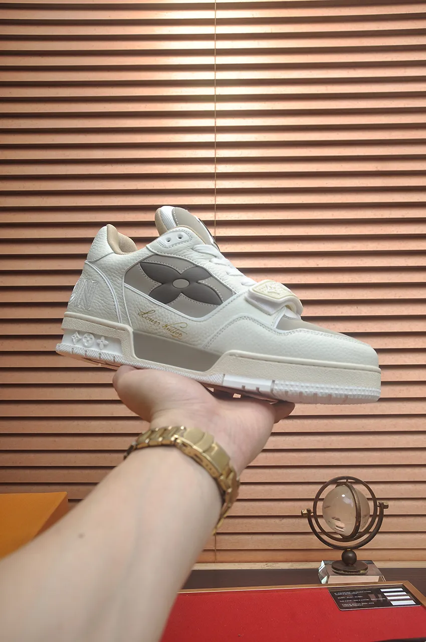 Men's men's shoes 💰640💶Original development, quality shipping, welcome to compare - LV sneaker series LV Trainer Maxi sneakers introduce the loose silhouette of the ready-to-wear series into the LV Trainer sneaker design written by Virgil Abloh, making an eye-catching appearance in the spring and summer men's wear shows. The cow leather upper is combined with rough fabric laces, and colorful beading highlights the brand's classic elements. LV letters mark the tongue and Monogram floral outsole. Mixed materials Made of first-layer cowhide, wrapped in imported custom-printed denim, thick shoelace design, large Monogram print on the side, "lv 54" badges on the tongue and heel, rubber outsole decorated with Monogram flowers, mesh lining and cotton feet, the comfort is as extreme as ever, premium heritage, quality first, worth owning! Size: Women's 35-39 (customized at 40, non-refundable) Men's 39-45 (customized at 38.46, non-refundable) ♡Full set of packaging with original gift box